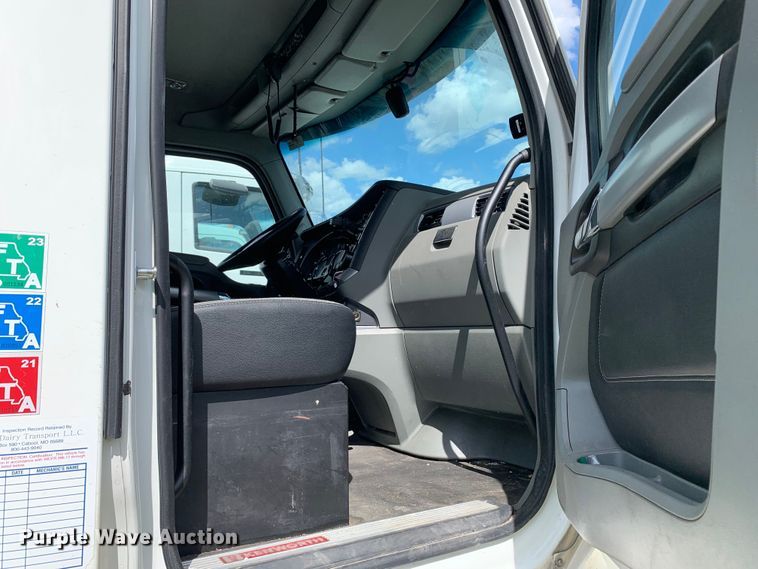 image for item EJ2880 2020 Kenworth  T880 semi truck