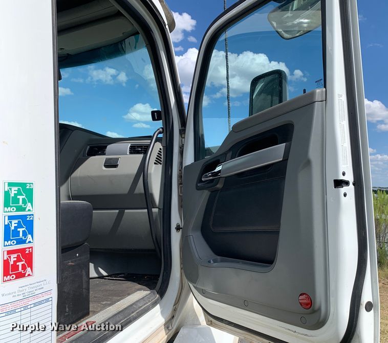 image for item EJ2880 2020 Kenworth  T880 semi truck