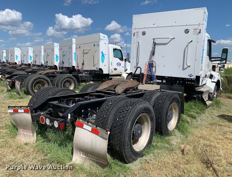 image for item EJ2881 2020 Kenworth  T880 semi truck