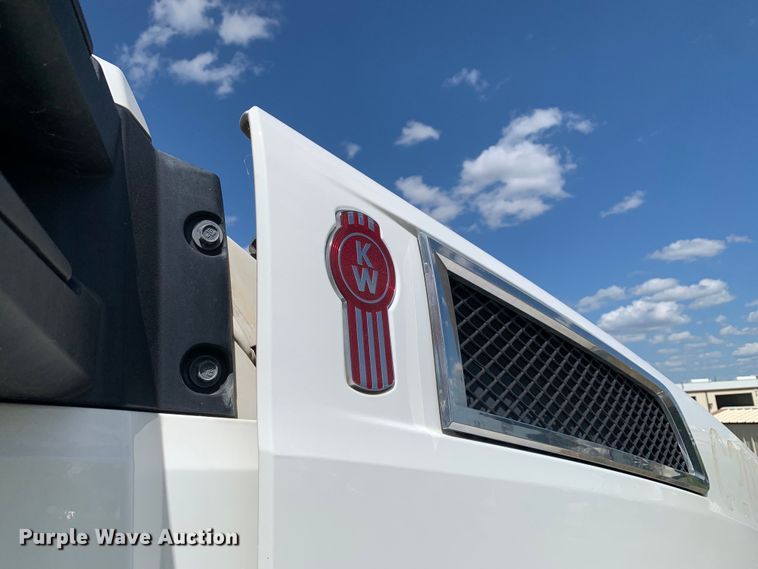 image for item EJ2881 2020 Kenworth  T880 semi truck