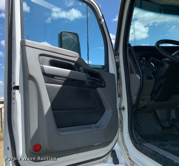 image for item EJ2881 2020 Kenworth  T880 semi truck