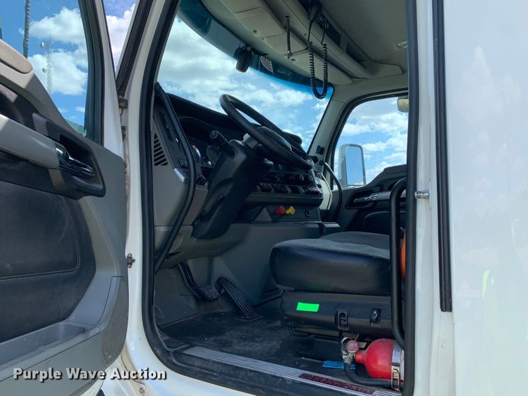 image for item EJ2881 2020 Kenworth  T880 semi truck