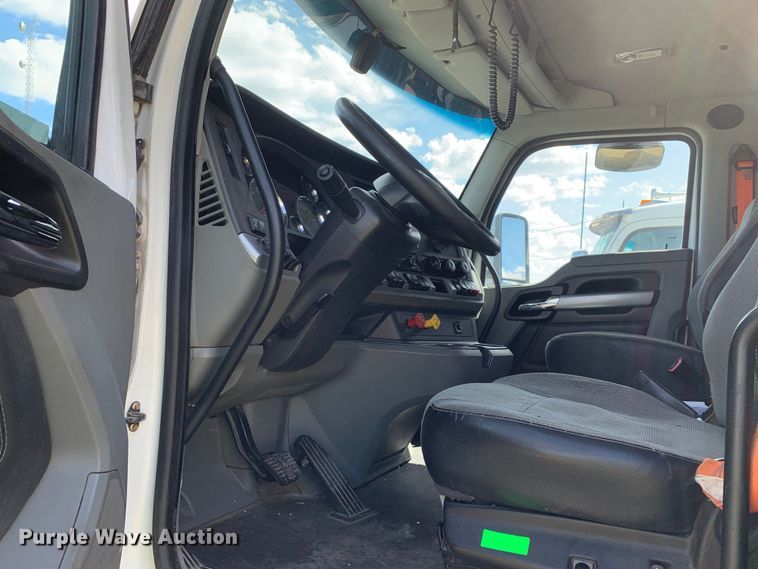 image for item EJ2881 2020 Kenworth  T880 semi truck