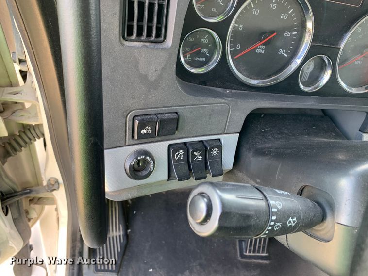 image for item EJ2881 2020 Kenworth  T880 semi truck
