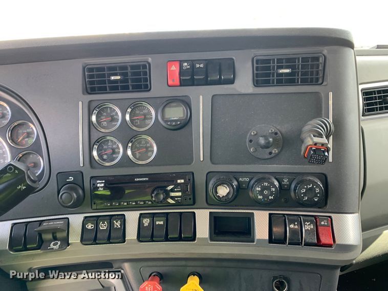image for item EJ2881 2020 Kenworth  T880 semi truck