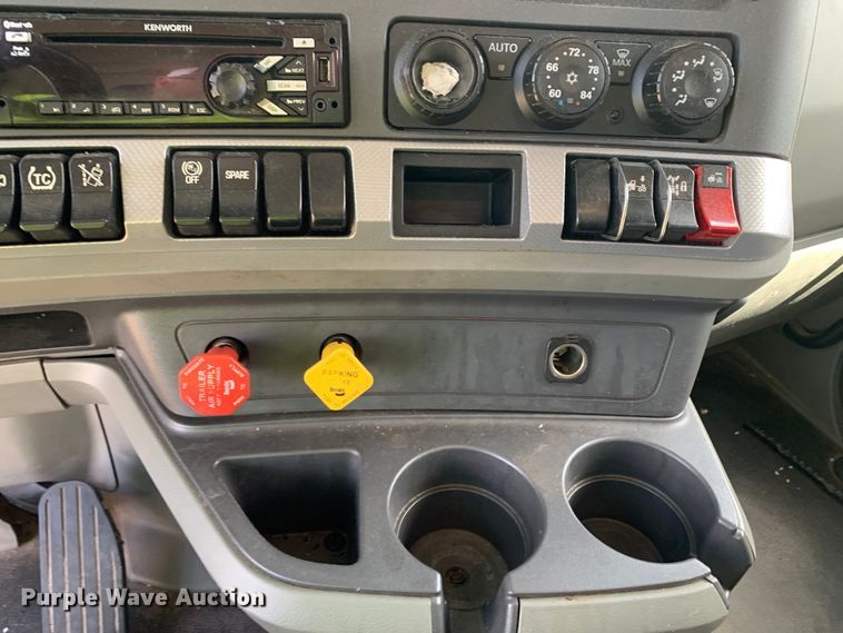 image for item EJ2881 2020 Kenworth  T880 semi truck