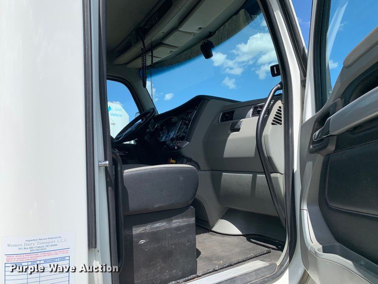 image for item EJ2881 2020 Kenworth  T880 semi truck