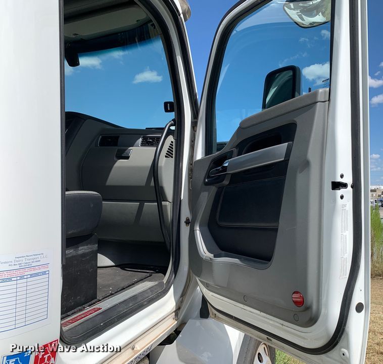 image for item EJ2881 2020 Kenworth  T880 semi truck