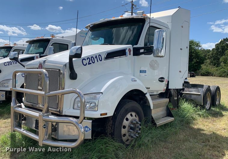 image for item EJ2882 2020 Kenworth  T880 semi truck