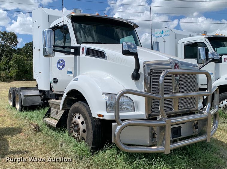 image for item EJ2882 2020 Kenworth  T880 semi truck