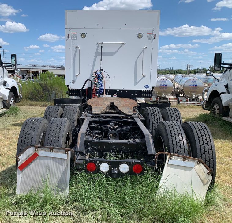 image for item EJ2882 2020 Kenworth  T880 semi truck