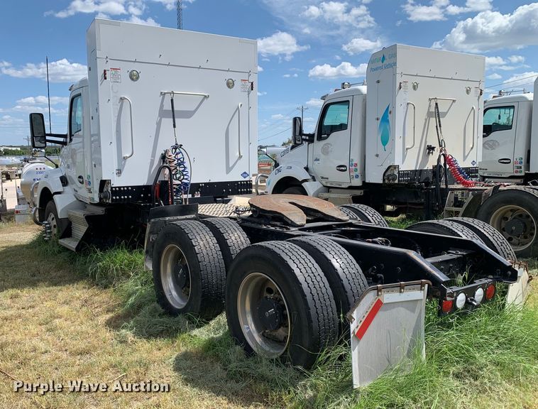 image for item EJ2882 2020 Kenworth  T880 semi truck