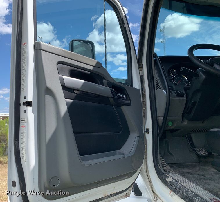 image for item EJ2882 2020 Kenworth  T880 semi truck