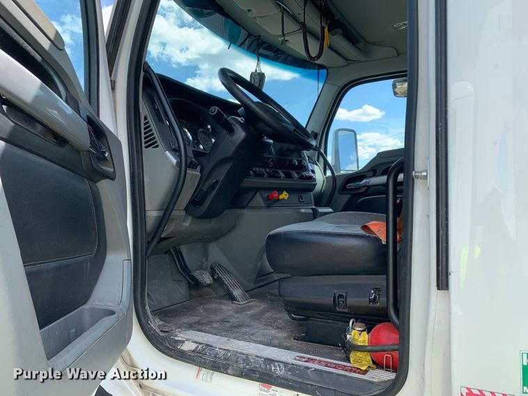 image for item EJ2882 2020 Kenworth  T880 semi truck