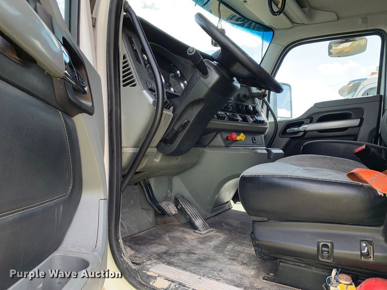 image for item EJ2882 2020 Kenworth  T880 semi truck