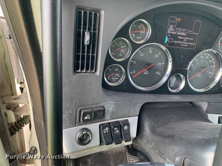 image for item EJ2882 2020 Kenworth  T880 semi truck