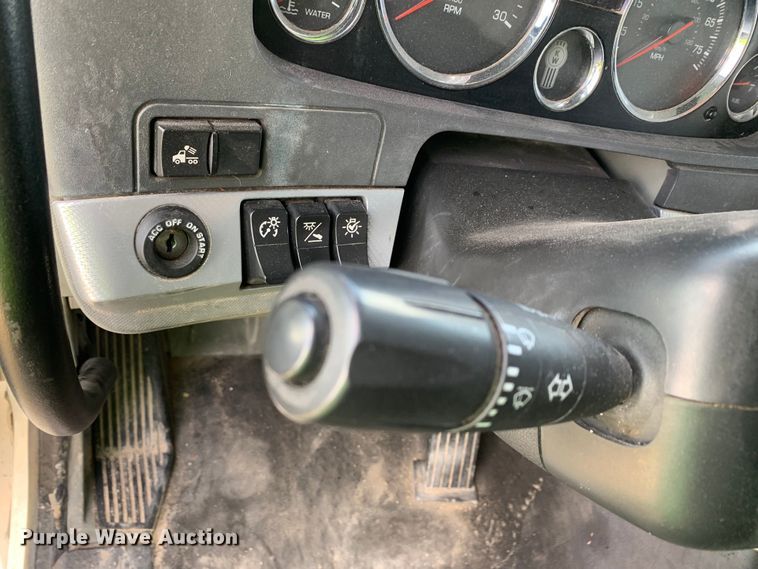 image for item EJ2882 2020 Kenworth  T880 semi truck