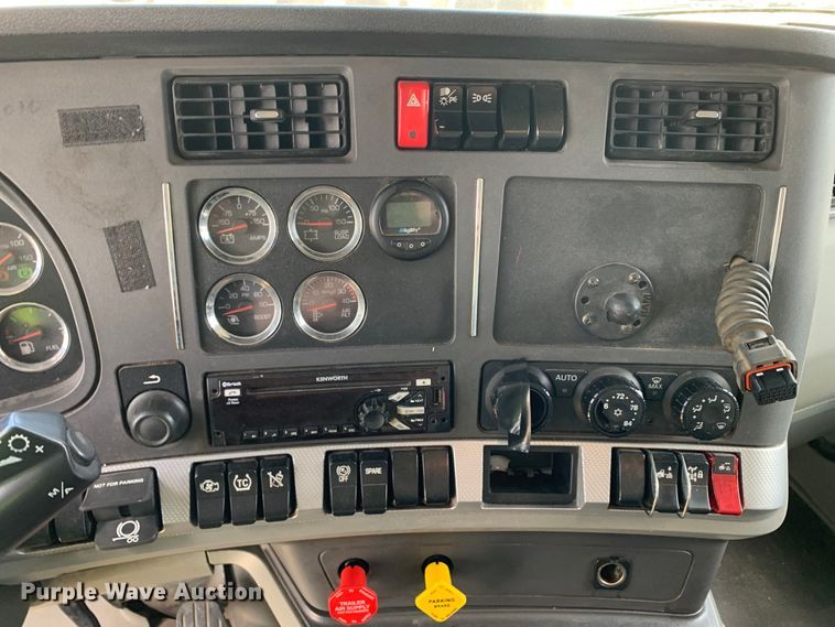 image for item EJ2882 2020 Kenworth  T880 semi truck