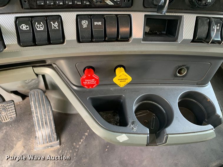 image for item EJ2882 2020 Kenworth  T880 semi truck