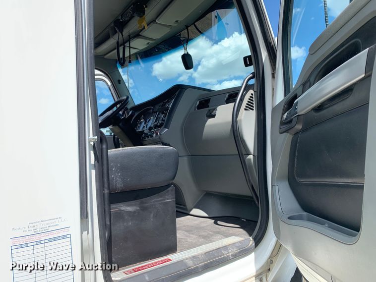 image for item EJ2882 2020 Kenworth  T880 semi truck