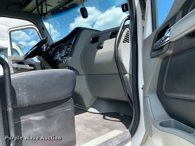 image for item EJ2882 2020 Kenworth  T880 semi truck