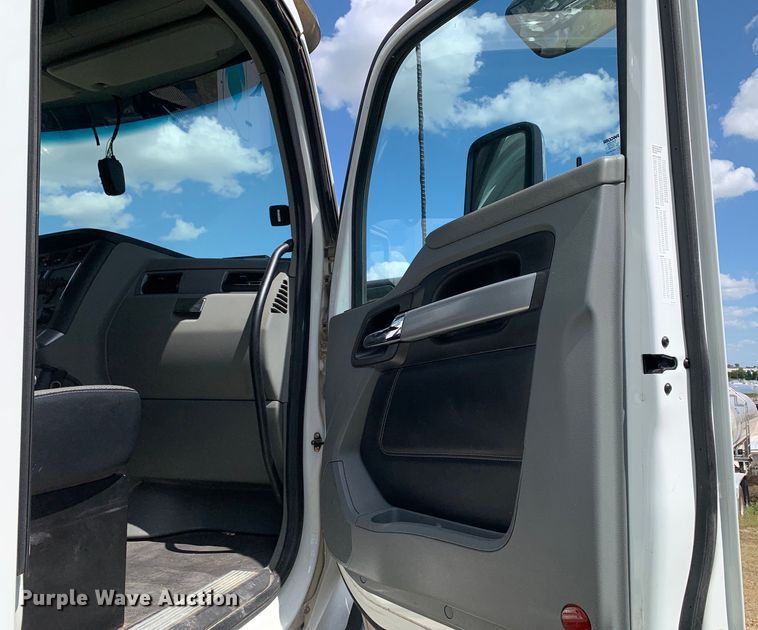 image for item EJ2882 2020 Kenworth  T880 semi truck