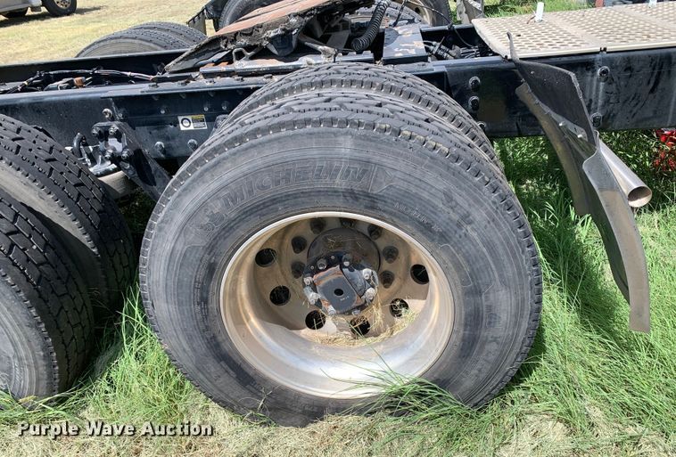 image for item EJ2882 2020 Kenworth  T880 semi truck