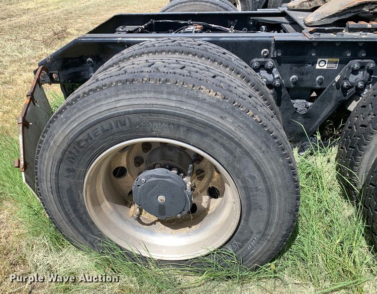 image for item EJ2882 2020 Kenworth  T880 semi truck