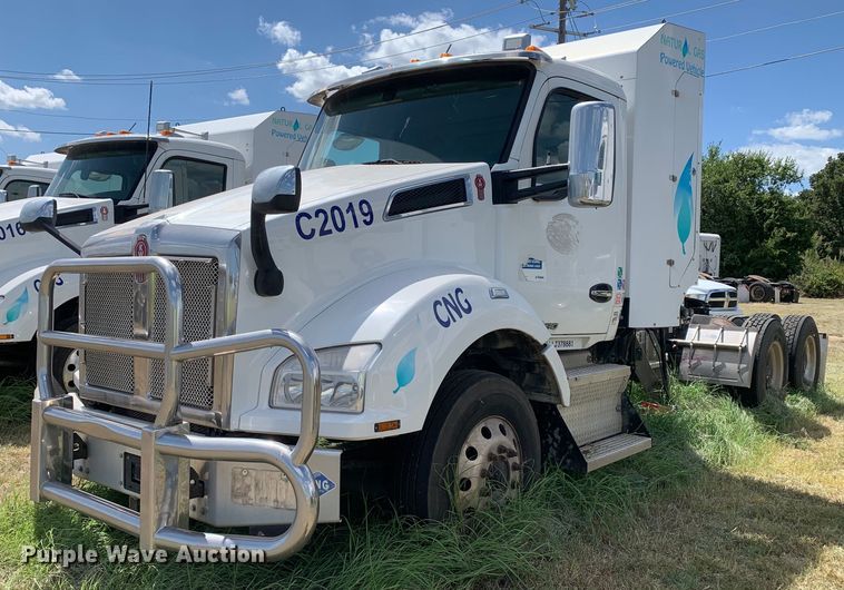image for item EJ2883 2020 Kenworth  T880 semi truck