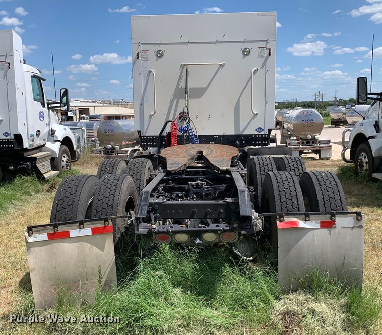 image for item EJ2883 2020 Kenworth  T880 semi truck
