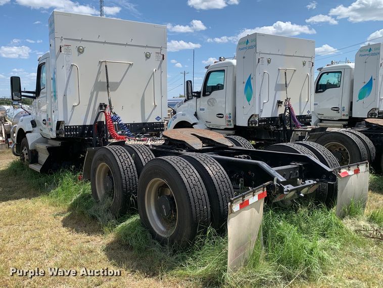 image for item EJ2883 2020 Kenworth  T880 semi truck
