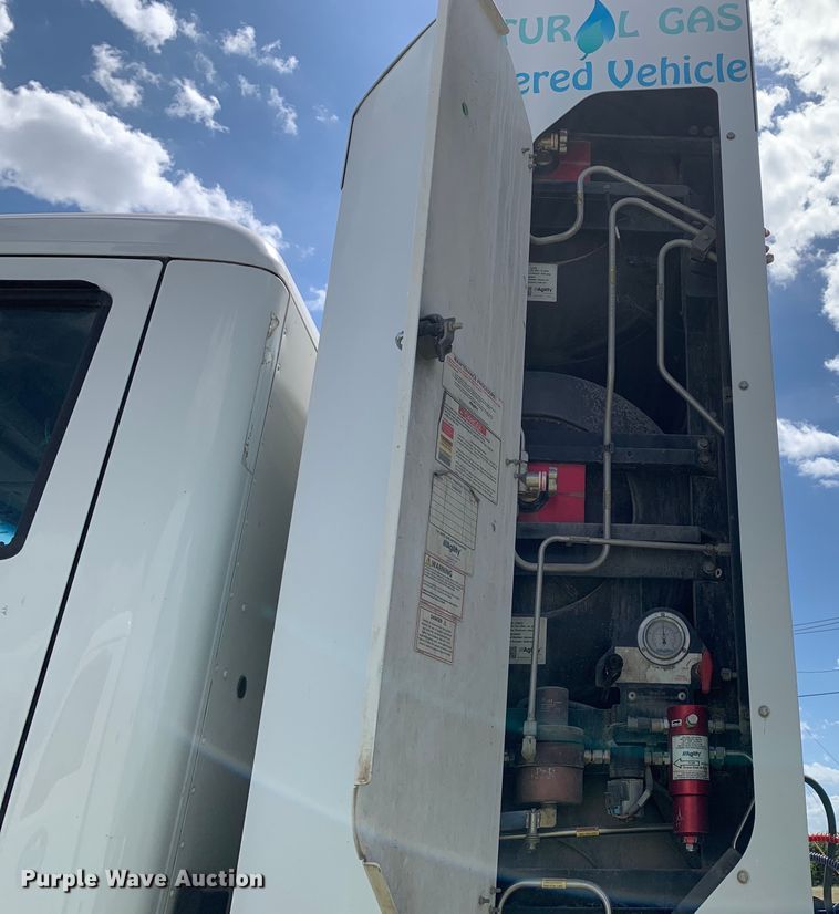 image for item EJ2883 2020 Kenworth  T880 semi truck