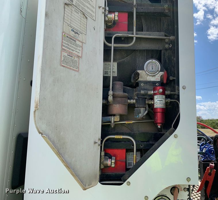 image for item EJ2883 2020 Kenworth  T880 semi truck