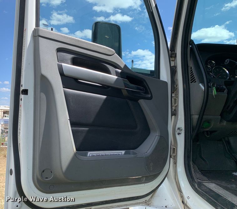 image for item EJ2883 2020 Kenworth  T880 semi truck