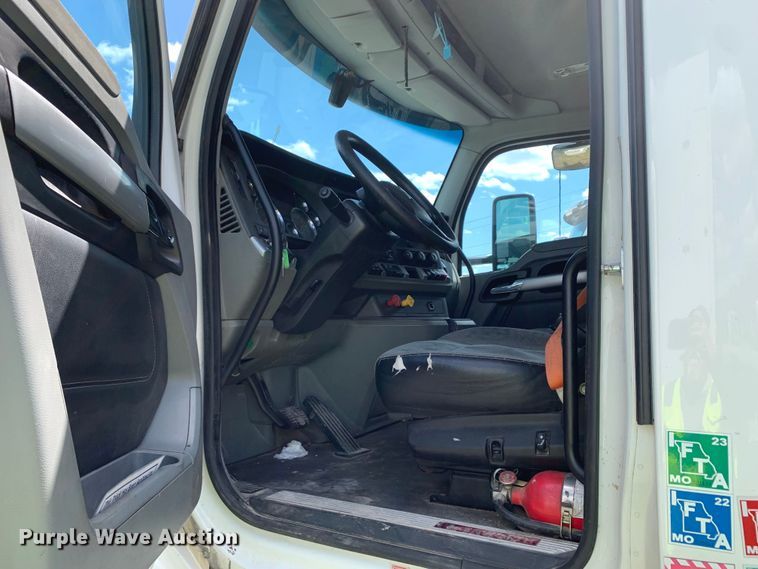 image for item EJ2883 2020 Kenworth  T880 semi truck
