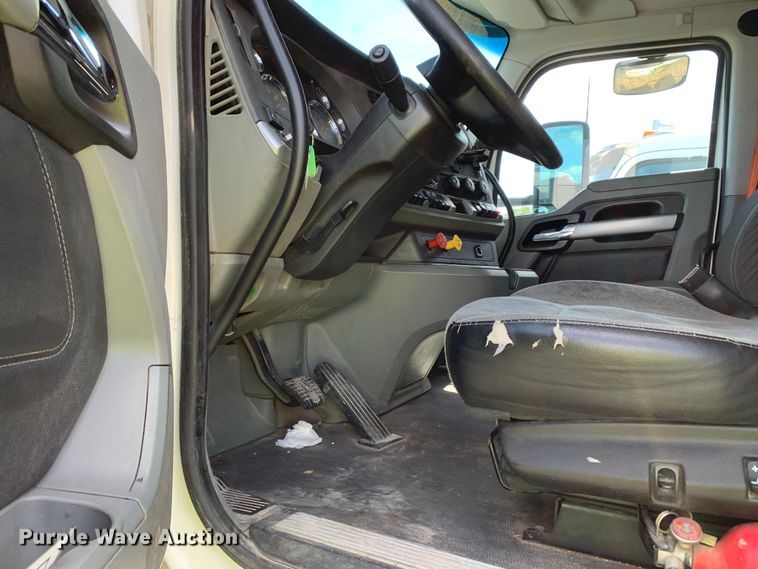 image for item EJ2883 2020 Kenworth  T880 semi truck