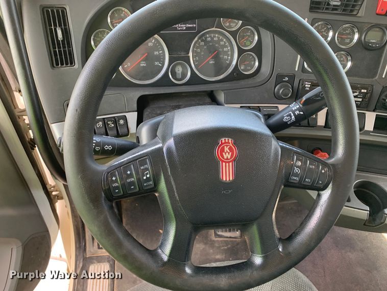 image for item EJ2883 2020 Kenworth  T880 semi truck