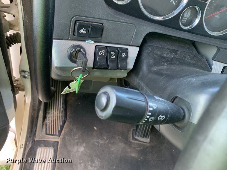 image for item EJ2883 2020 Kenworth  T880 semi truck