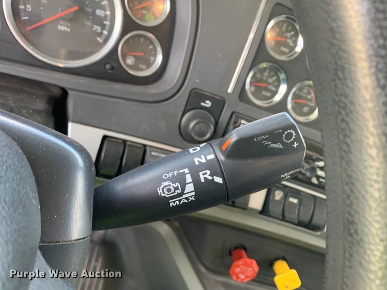 image for item EJ2883 2020 Kenworth  T880 semi truck