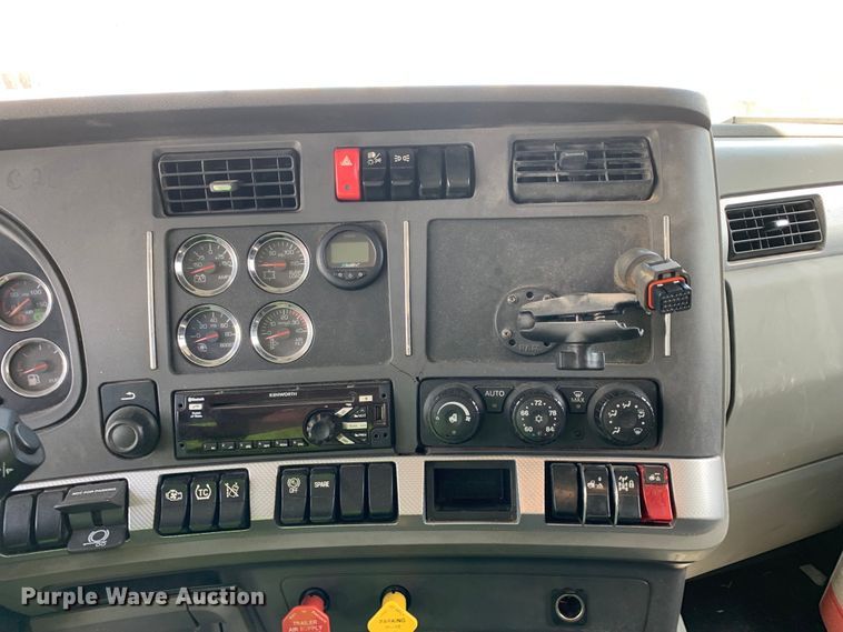 image for item EJ2883 2020 Kenworth  T880 semi truck