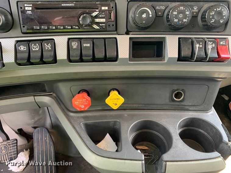 image for item EJ2883 2020 Kenworth  T880 semi truck