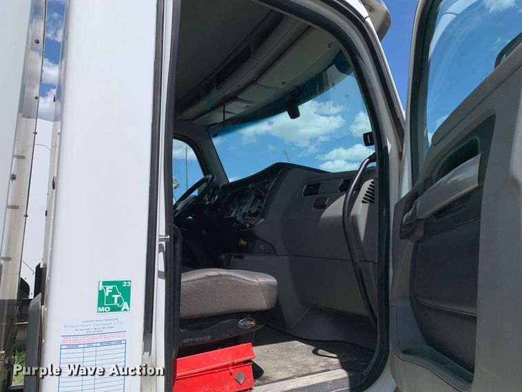 image for item EJ2883 2020 Kenworth  T880 semi truck