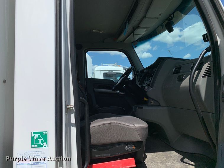 image for item EJ2883 2020 Kenworth  T880 semi truck