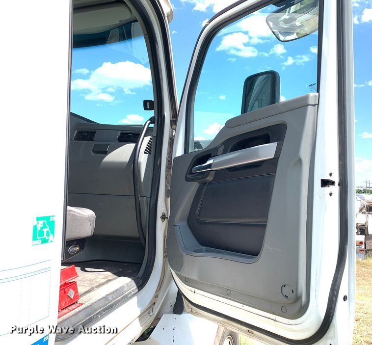 image for item EJ2883 2020 Kenworth  T880 semi truck