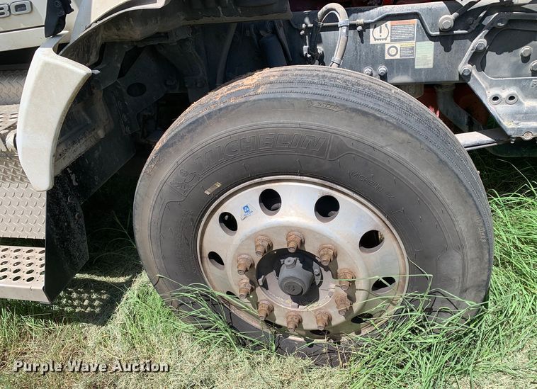 image for item EJ2883 2020 Kenworth  T880 semi truck