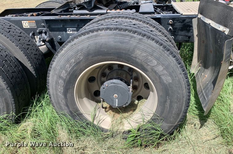 image for item EJ2883 2020 Kenworth  T880 semi truck