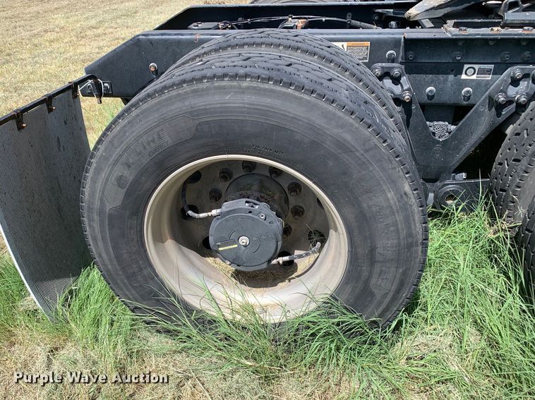 image for item EJ2883 2020 Kenworth  T880 semi truck