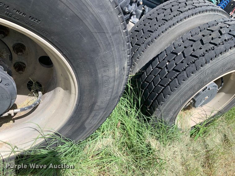 image for item EJ2883 2020 Kenworth  T880 semi truck