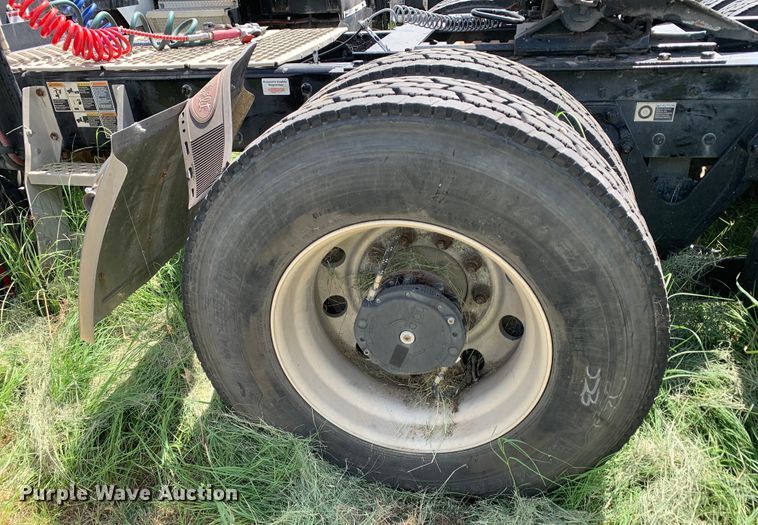 image for item EJ2883 2020 Kenworth  T880 semi truck