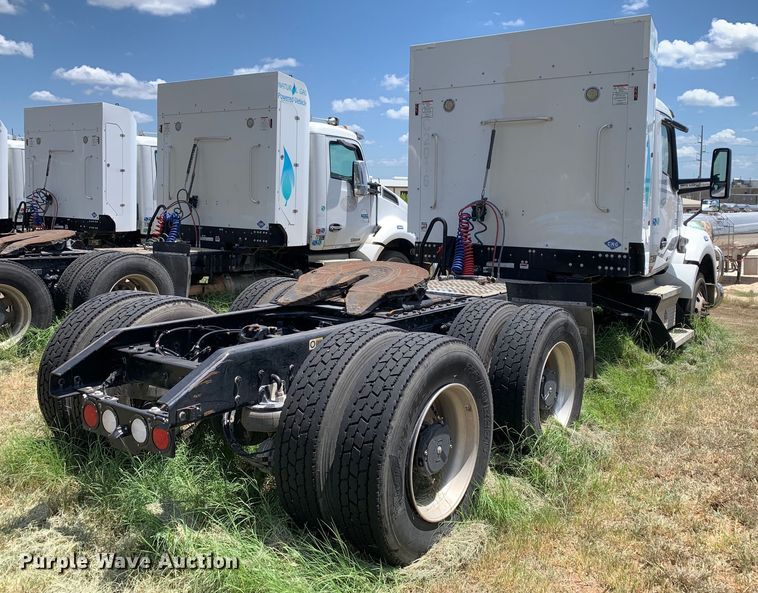 image for item EJ2884 2020 Kenworth  T880 semi truck